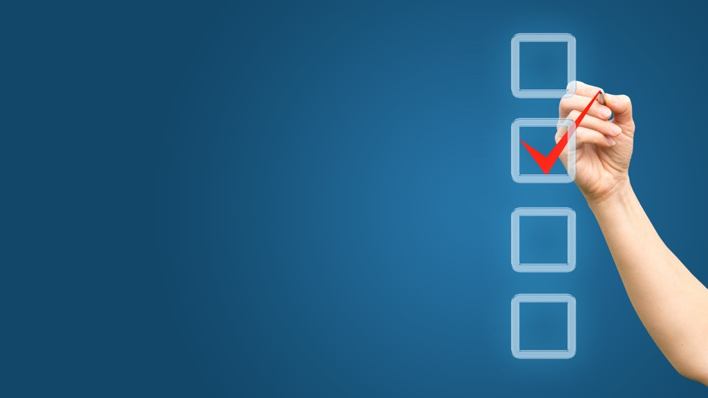 En hand markerar en röd bock på en checklista med en blå bakgrund.