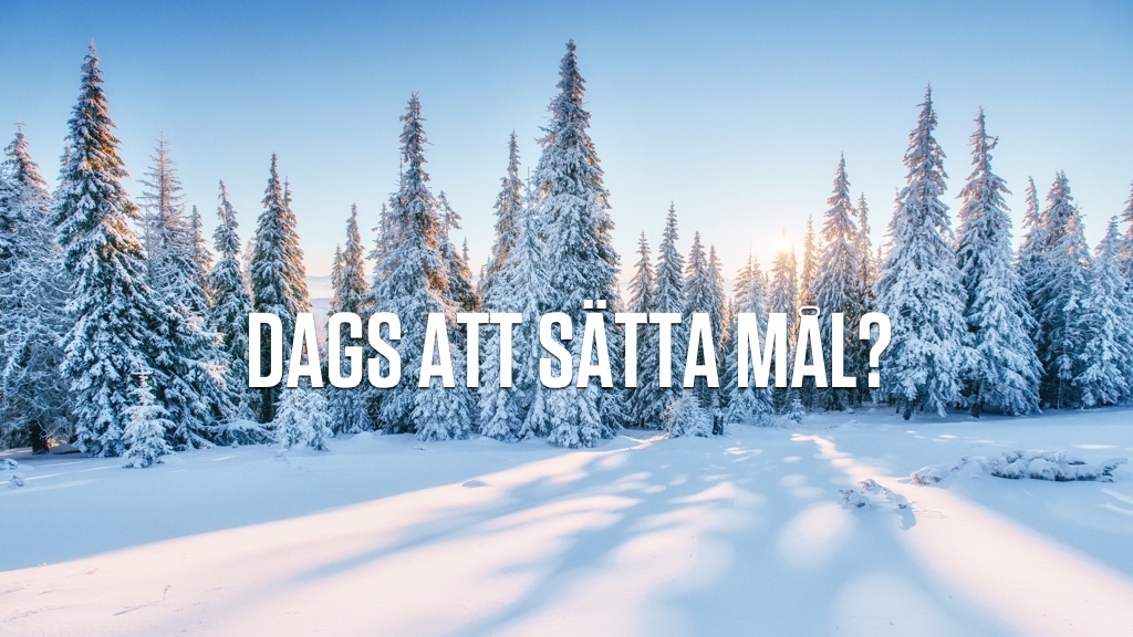 Ett snöigt vinterlandskap med snötyngda granar i motljus. I mitten av bilden, texten "Dags att sätta mål?".