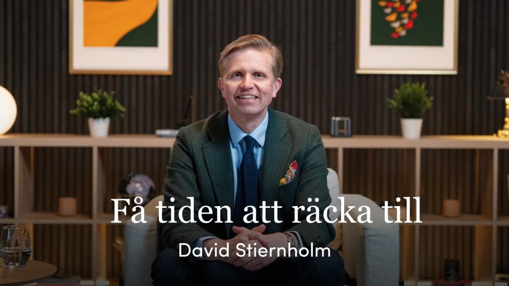 En leende man i grön kavaj sitter i ett stilrent kontorsrum med texten “Få tiden att räcka till” och “David Stiernholm” överlagrad på bilden.