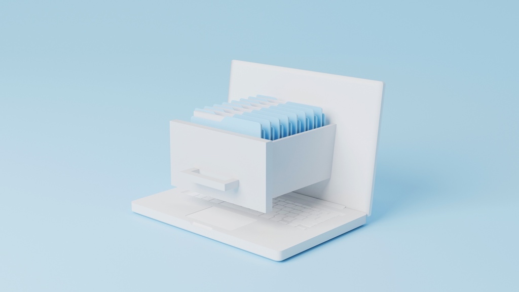 En vit laptop med öppen skärm visar en arkivlåda fylld med blå mappar – en symbol för digital filhantering – allt mot en ljusblå bakgrund.