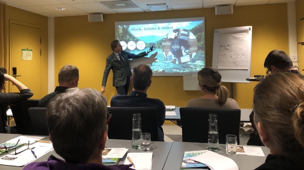 David Stiernholm föreläser om struktur i ett gult konferensrum framför deltagare som ser på intresserat.