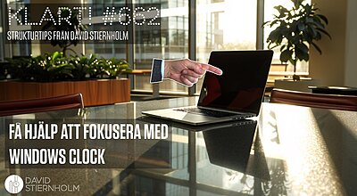 En ensam hand pekar på en laptopskärm i ett soligt, modernt mötesrum med stora fönster och växter i bakgrunden.