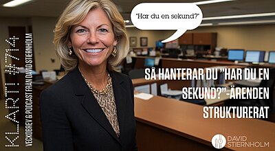 En leende kvinna i affärskläder står i ett öppet kontorslandskap och har en pratbubbla där det står ”Har du en sekund?”