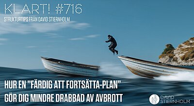 En man fångas i språnget mellan två slitna, framrusande båtar på öppet hav, med rörelseoskärpa som förstärker känslan av brådska och action.