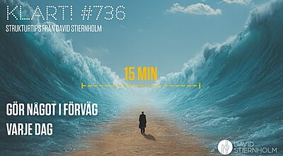 En person i mörk rock går längs en torr väg mellan två enorma vattenväggar, med texten ”15 MIN” svävande ovanför – som en visuell metafor för en kort men kraftfull stund av respit eller möjlighet.