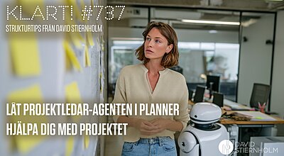 En kvinna står fundersamt framför en vägg täckt av post-it-lappar, tillsammans med en liten robot i ett modernt kontor.