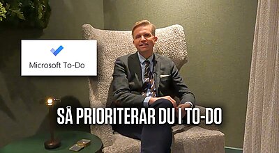 En man i kostym sitter i en fåtölj bredvid Microsoft To-Do-logotypen, med stor text på bilden som lyder ”SÅ PRIORITERAR DU I TO-DO.”
