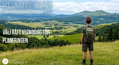 En ung pojke med ryggsäck står på en kulle och blickar ut över en vidsträckt grön dal och avlägsna berg.