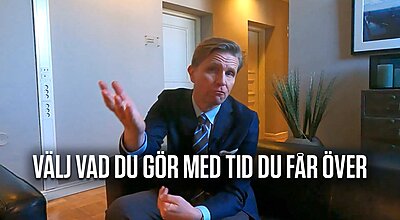 En man i kostym gestikulerar medan han talar i en video med stor svensk text om att välja vad man gör med den tid man får över.