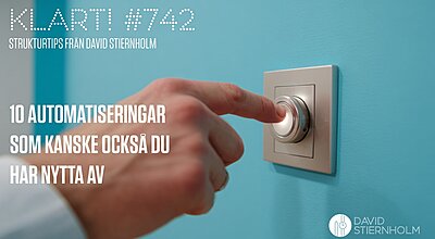 En hand trycker på en rund knapp på en väggmonterad strömbrytare mot en blå bakgrund.