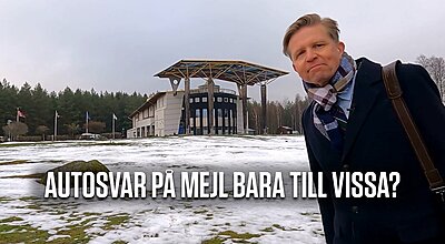 En man i rock och halsduk står utomhus i en snöig miljö nära en modern byggnad, med stor text som frågar om autosvar på mejl.