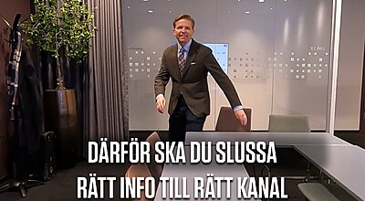 En man i kostym går in i ett konferensrum med stor svensk text om att slussa rätt information till rätt kanal visad över bilden.