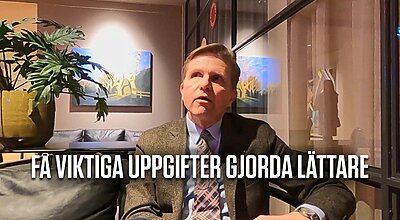 En man i kostym och slips sitter i en lädersoffa i en kontorsmiljö, med den svenska texten "FÅ VIKTIGA UPPGIFTER GJORDA LÄTTARE" överlagrad längst ner i bilden.