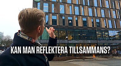 En person med blont hår pekar mot en modern tegel- och glasbyggnad med en Arla-logotyp på toppen, medan texten "Kan man reflektera tillsammans?" visas längst ned i bilden.