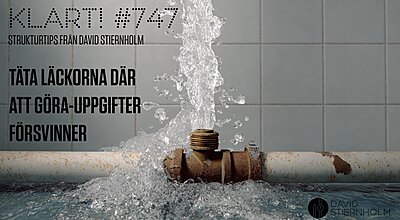 Vatten sprutar kraftfullt uppåt från ett rostigt rörkoppling och översvämmar det kakelbelagda golvet nedanför.