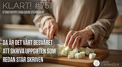 En person iklädd en beige tröja och en guldring hackar ett vitt grönsak i tärningar på en träskärbräda i ett kök.