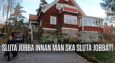 En person promenerar längs en grusinfartsväg framför ett traditionellt svenskt rött trähus med vita detaljer och en stenfot, med texten "SLUTA JOBBA INNAN MAN SKA SLUTA JOBBA?!" överlagrad på bilden.