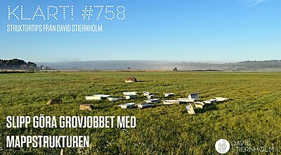 Flera vita badkar är utspridda över ett grönt gräsfält, med ett dimmigt landskap och träd synliga i bakgrunden.