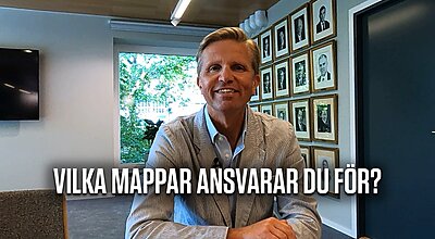 En leende man i kavaj sitter framför en vägg med inramade porträtt, med en svensk textöverlagring som lyder "Vilka mappar ansvarar du för?"