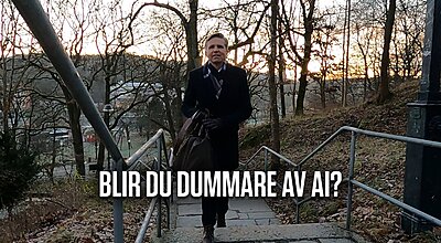 En man i en mörk kappa går uppför utomhustrappor omgiven av kala träd vid solnedgången, med den svenska texten "BLIR DU DUMMARE AV AI?" överlagrad på bilden.