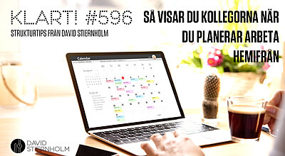 En laptop på ett ljust skrivbord visar en färgglad kalender för ägaren, som dricker en kopp kaffe i motljus.