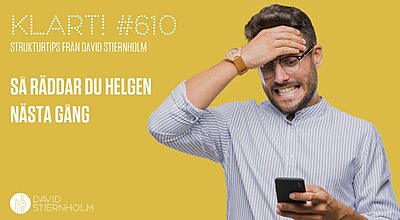 Skägg- och glasögonprydd ung man i kraglös, blårandig, vit skjorta tar sig för pannan då han ser ett SMS han fått i mobilen; allt mot klargul bakgrund.