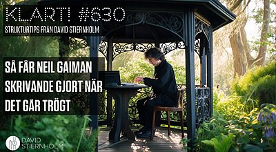 Författaren Neil Gaiman sitter i ett svartlackerat lusthus i en prunkande trädgård, iklädd svarta kläder, skrivandes i full koncentration.