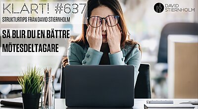 Mörkhårig medelålders kvinna i svartbågade glasögon sitter vid ett skrivbord, framför en laptop, och håller båda händerna för sina ögon som vore hon missnöjd med något hon gjort.