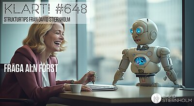 En blond medelålders affärskvinna skrattar med en humanoid robot vid ett skrivbord.