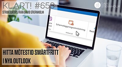 En person använder en laptop som visar en detalj av Outlook med en knapp med texten "Schemaläggningsomröstning" och underrubriken "Hitta tid".